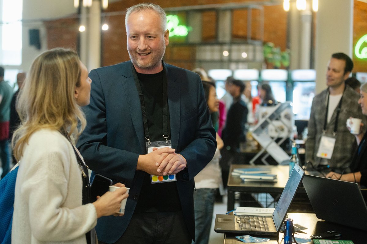 Gespräche an den Ausstellertischen der WorkflowAnalytica