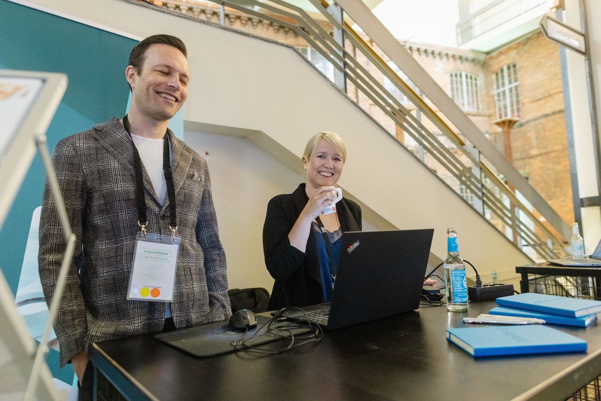 Gespräche an den Ausstellertischen der WorkflowAnalytica