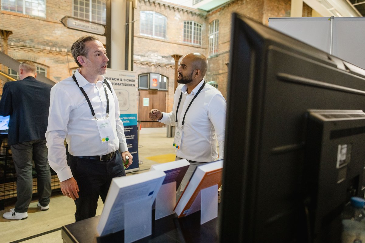 Gespräche an den Ausstellertischen der WorkflowAnalytica