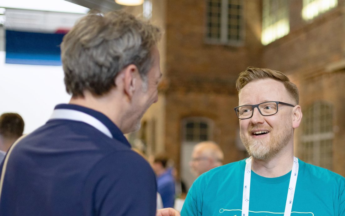 Zwei Teilnehmer im Gespräch bei der WorkflowAnalytica